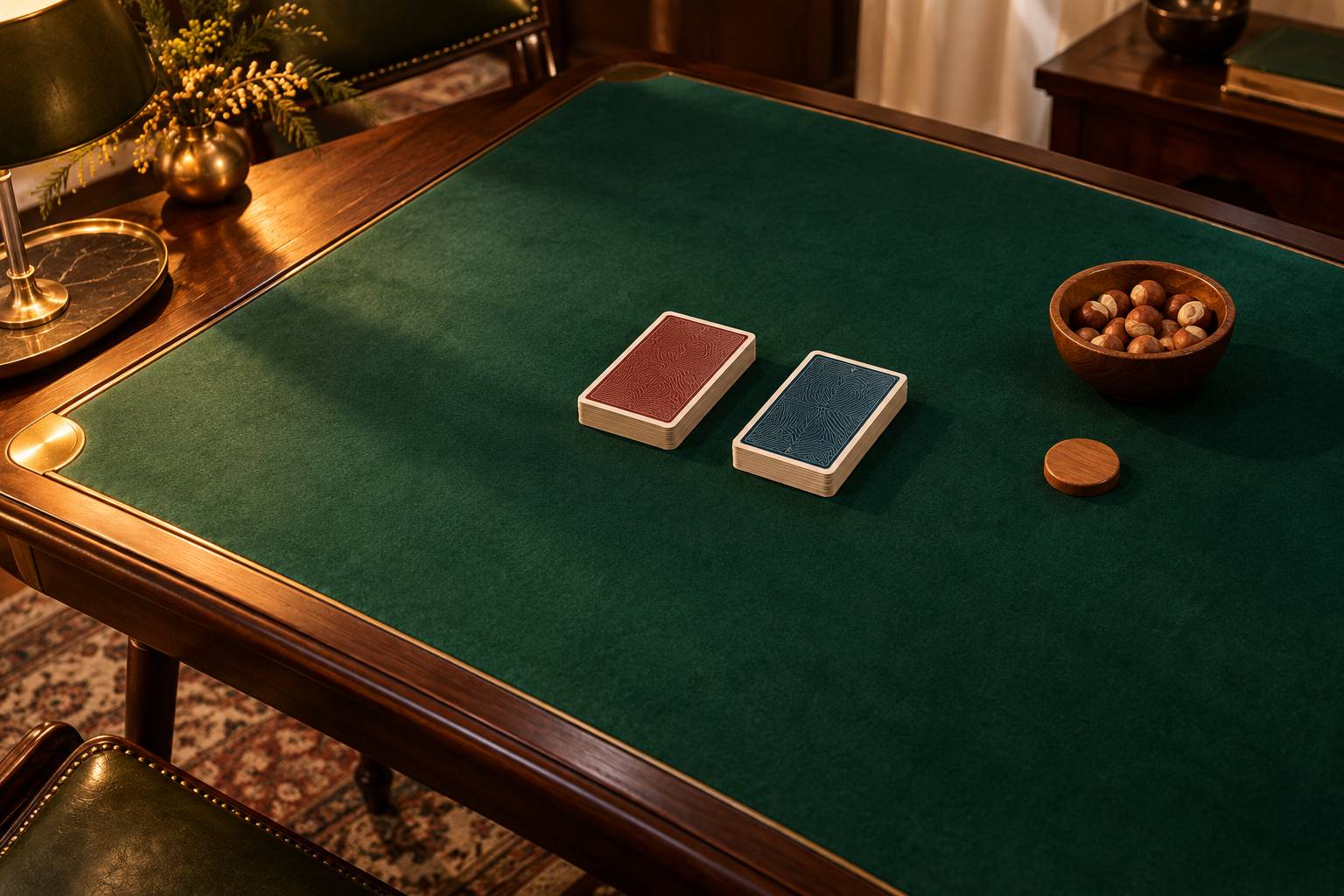 Deux paquets de cartes napolitaines et un jeton de bois sur un tapis de jeu